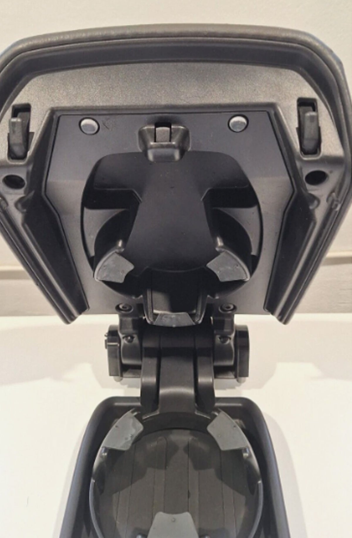 Volvo V70 / XC70 (2005-2007) S60 (2005-2008) roku balsts / Elkoņa balsts 30643895 (lietots)