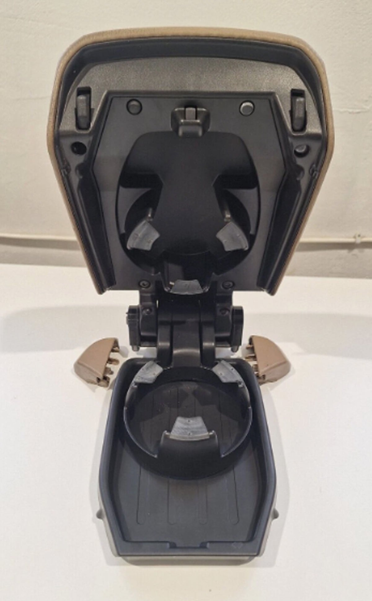 Volvo V70 / XC70 (2005-2007) S60 (2005-2008) roku balsts / Elkoņa balsts 30643895 (lietots)