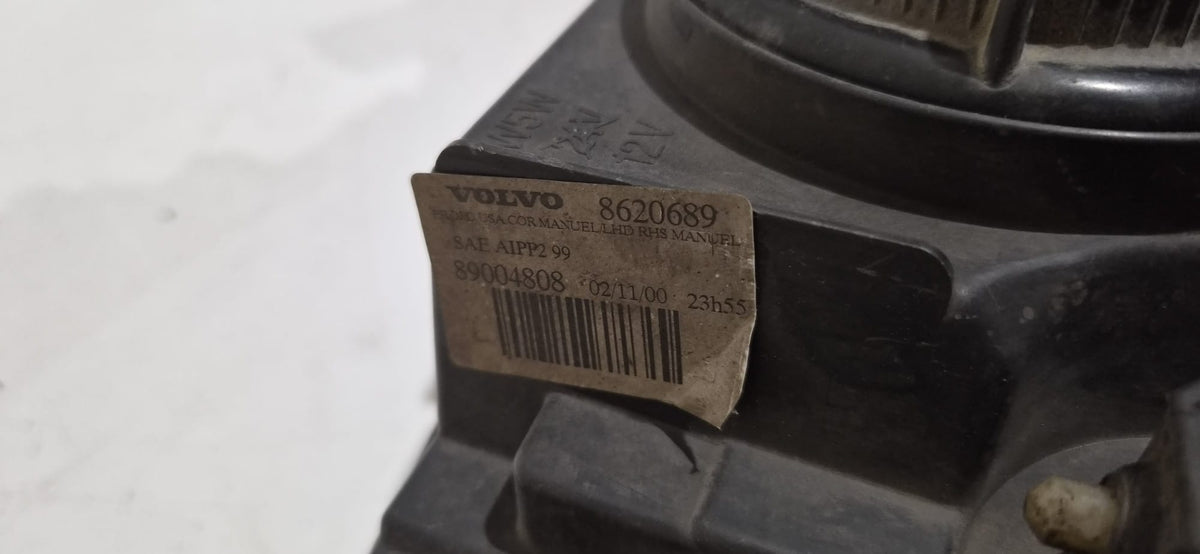 Volvo V70 2002 priekšējais labais lukturis 89004808 / 8620689  (lietots)