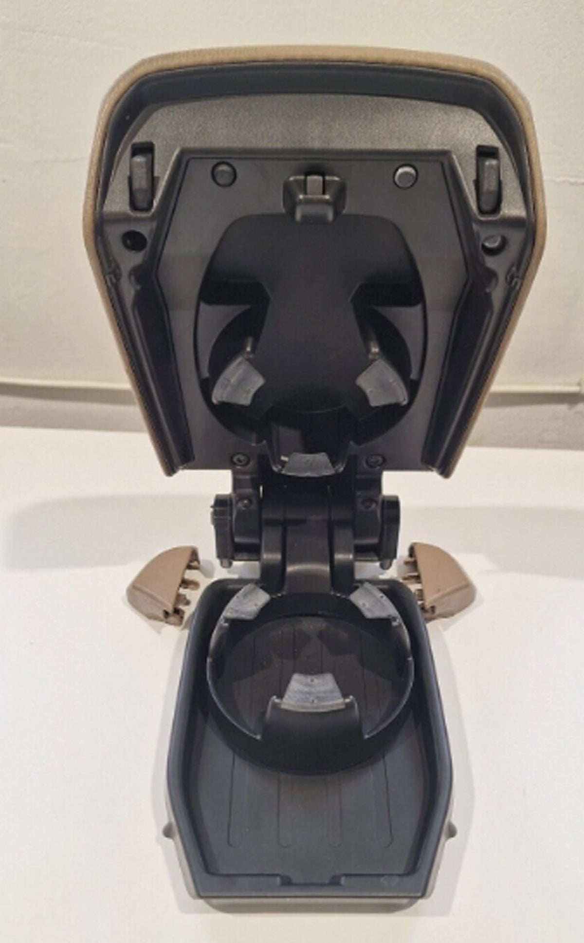 Volvo V70 / XC70 (2005-2007) S60 (2005-2008)  roku balsts /  Elkoņa balsts 30643895 (lietots)