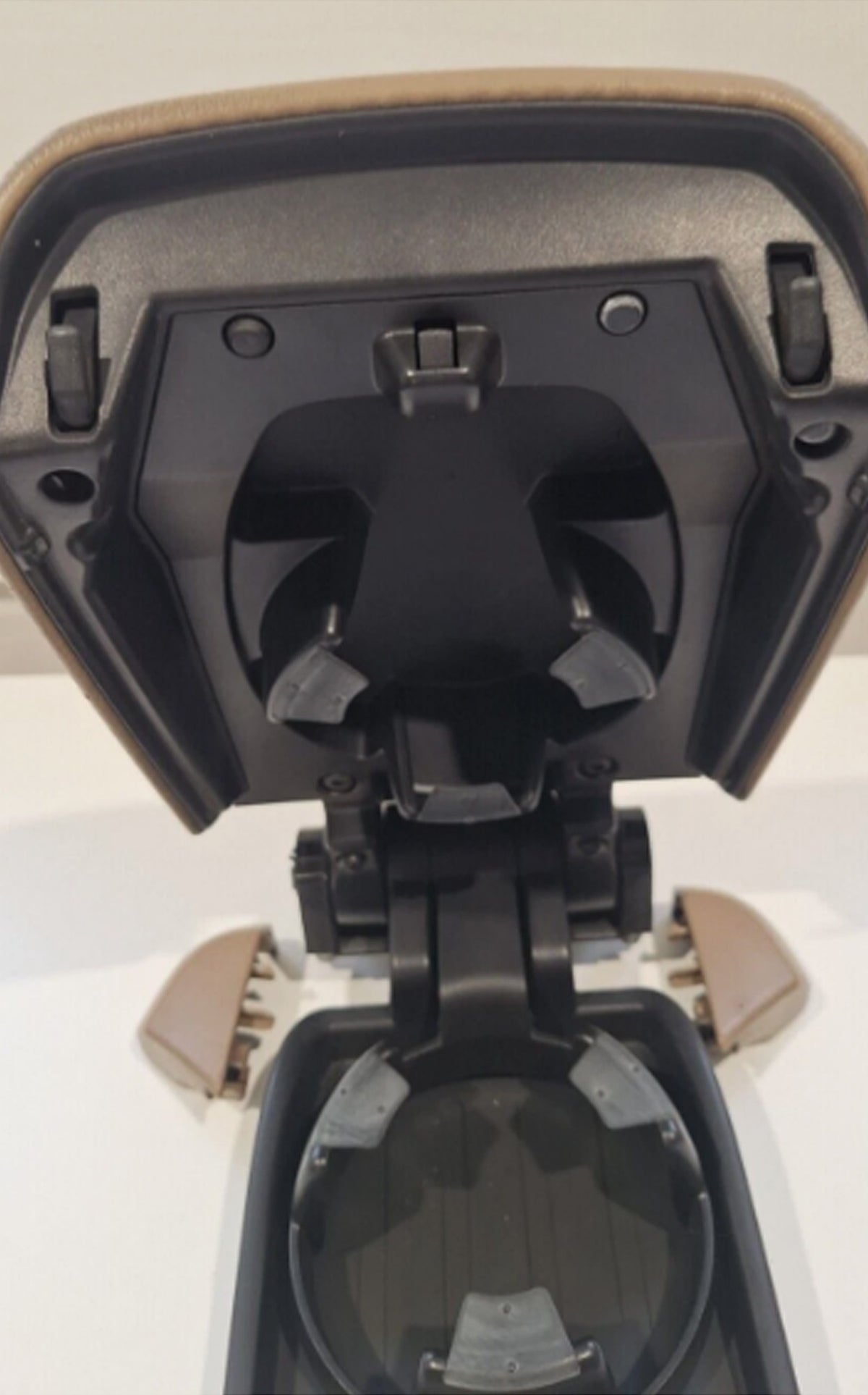 Volvo V70 / XC70 (2005-2007) S60 (2005-2008)  roku balsts /  Elkoņa balsts 30643895 (lietots)