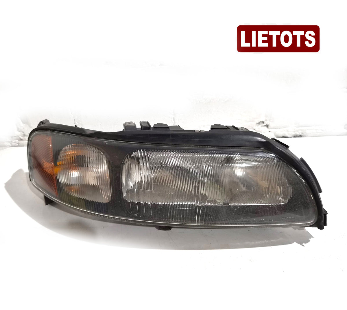 Volvo V70 2002 priekšējais labais lukturis 89004808 / 8620689  (lietots)