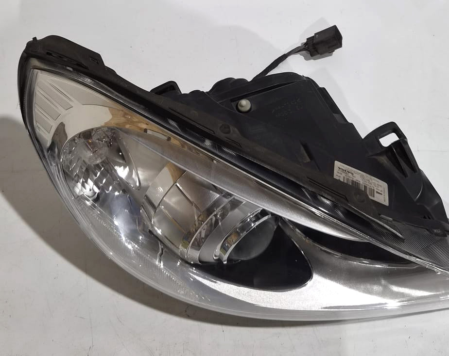 Volvo S60 / V60 priekšējais labais lukturis / 31299991 Ksenona  (lietots)