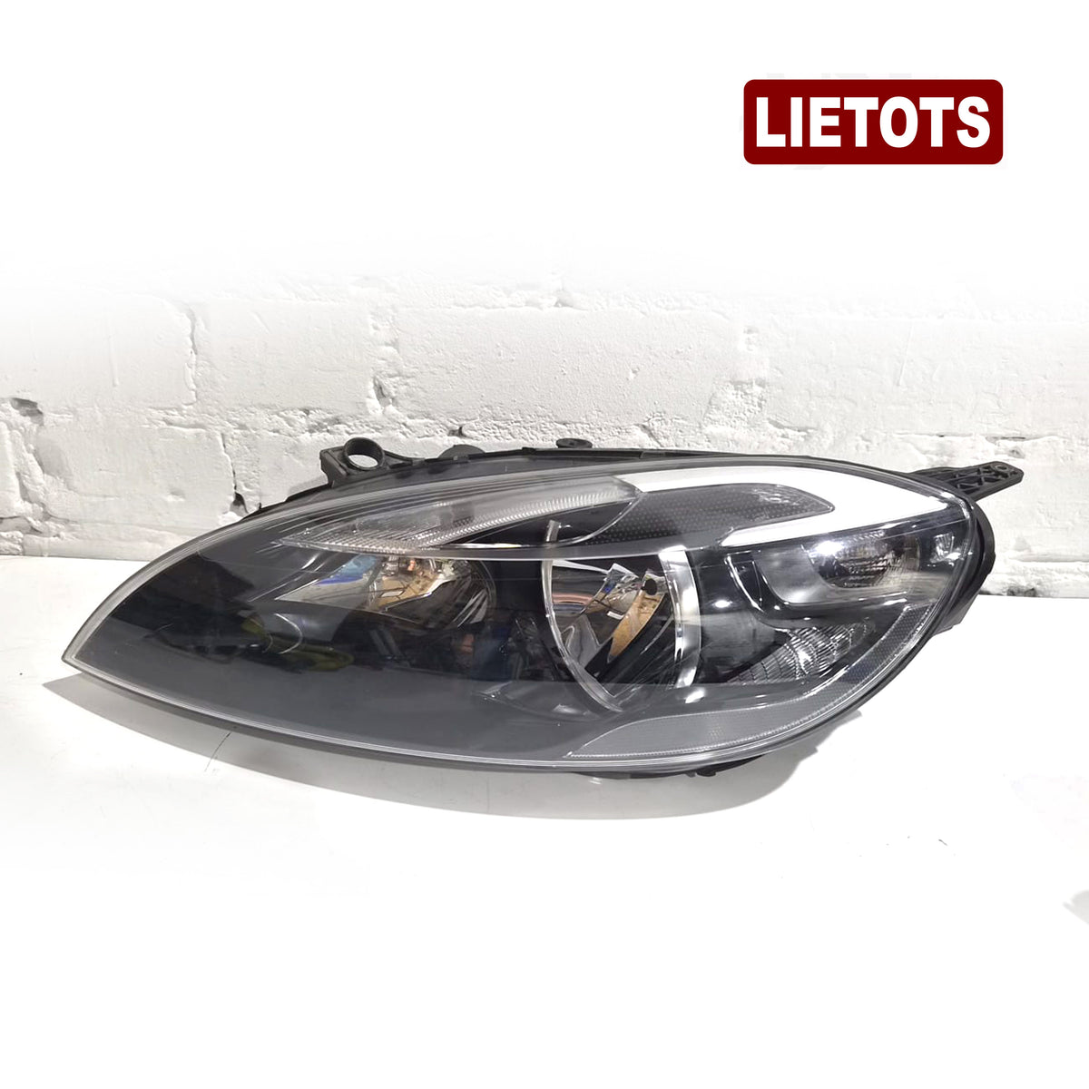 Volvo V40 (2013 - ) hečbeka priekšējais kreisais lukturis / 31420003 OEM (Lietots)